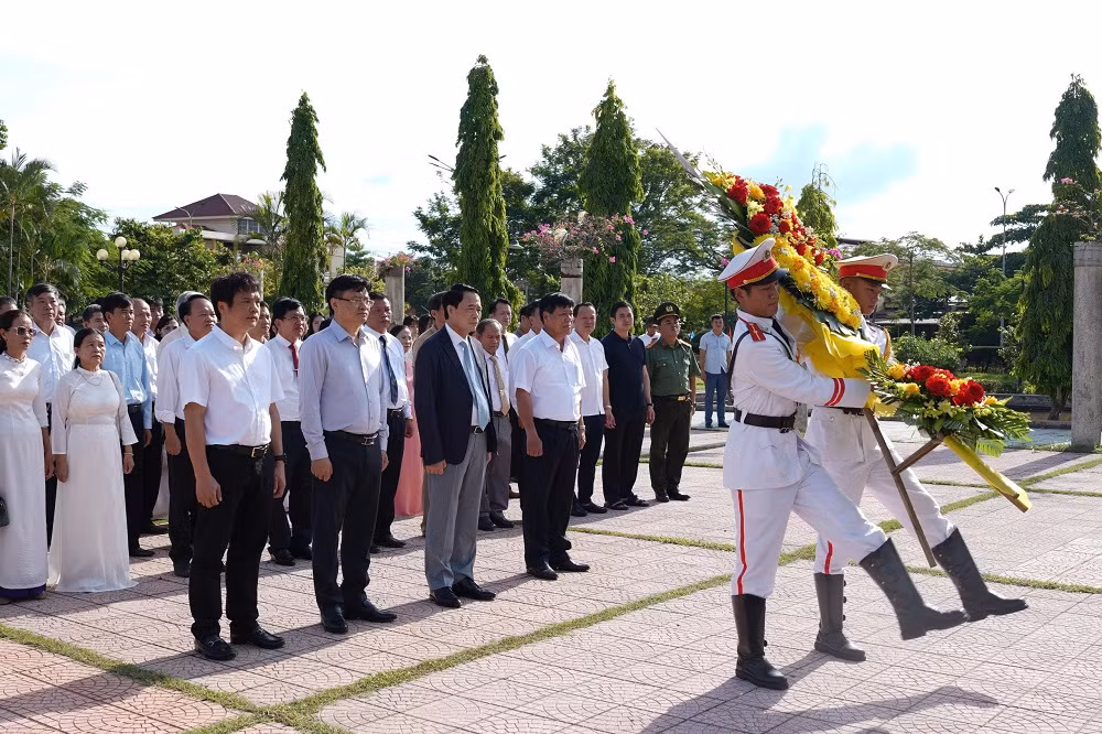 Thứ trưởng Bộ Công an Lê Quốc Hùng dự lễ khánh thành Thư viện thông minh tại trường THPT Nguyễn Chí Thanh -0