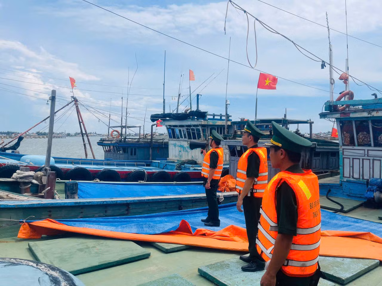TP Huế: Khẩn trương thu hoạch lúa, kêu gọi tàu thuyền vào bờ tránh bão số 5 -0