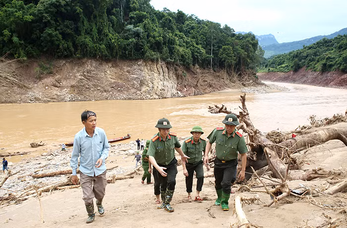 Mệnh lệnh từ trái tim: Gấp rút xây nhà cho người dân vùng lũ -0