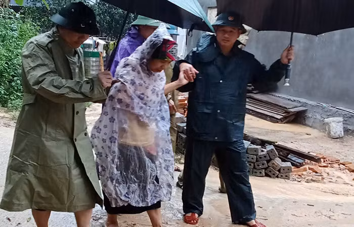 Cán bộ Công an xã Hiền Kiệt bị thương khi giúp dân phòng, chống bão số 5 -0
