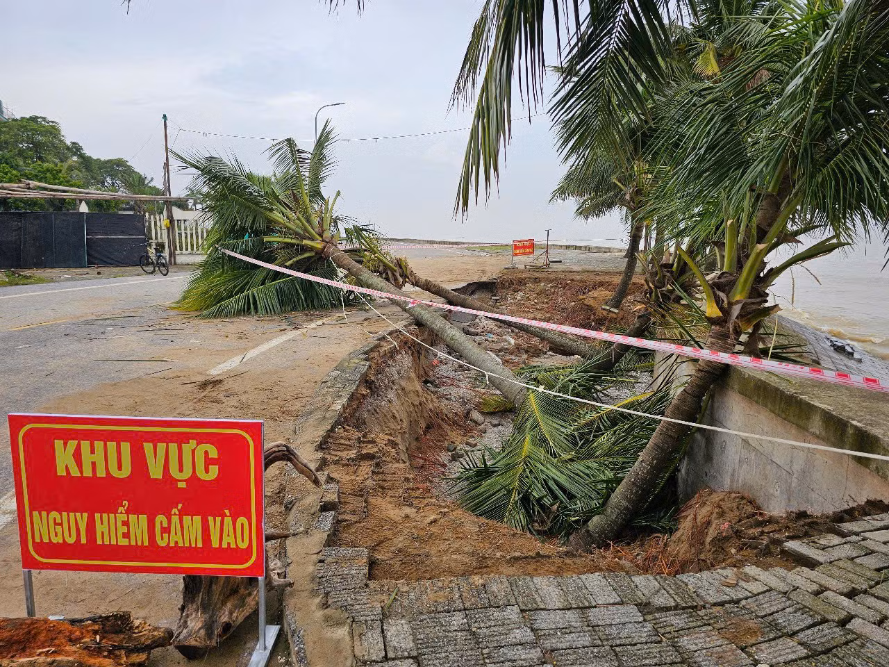 Kè biển Hải Tiến tan tành sau bão số 5 -0