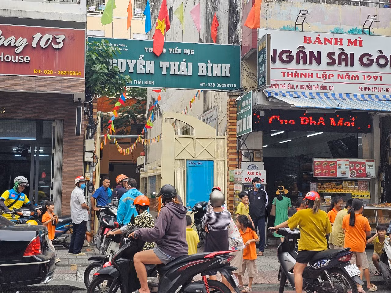 Tăng cường kiểm soát, xử lý học sinh đi xe gắn máy, xe đạp điện vi phạm dịp đầu năm học -0