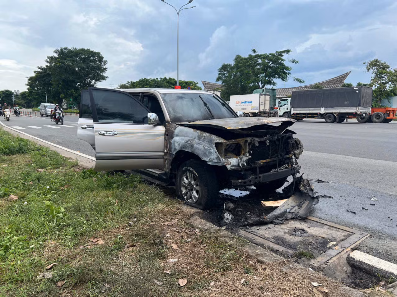 Tài xế kịp thoát thân khi xe bốc cháy -0