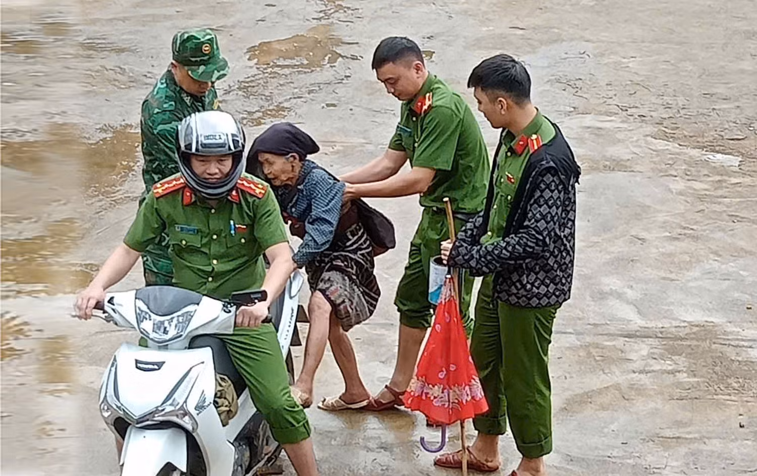 Công an xã ở Thanh Hoá chủ động di dời người dân khỏi vùng nguy cơ sạt lở đất -0