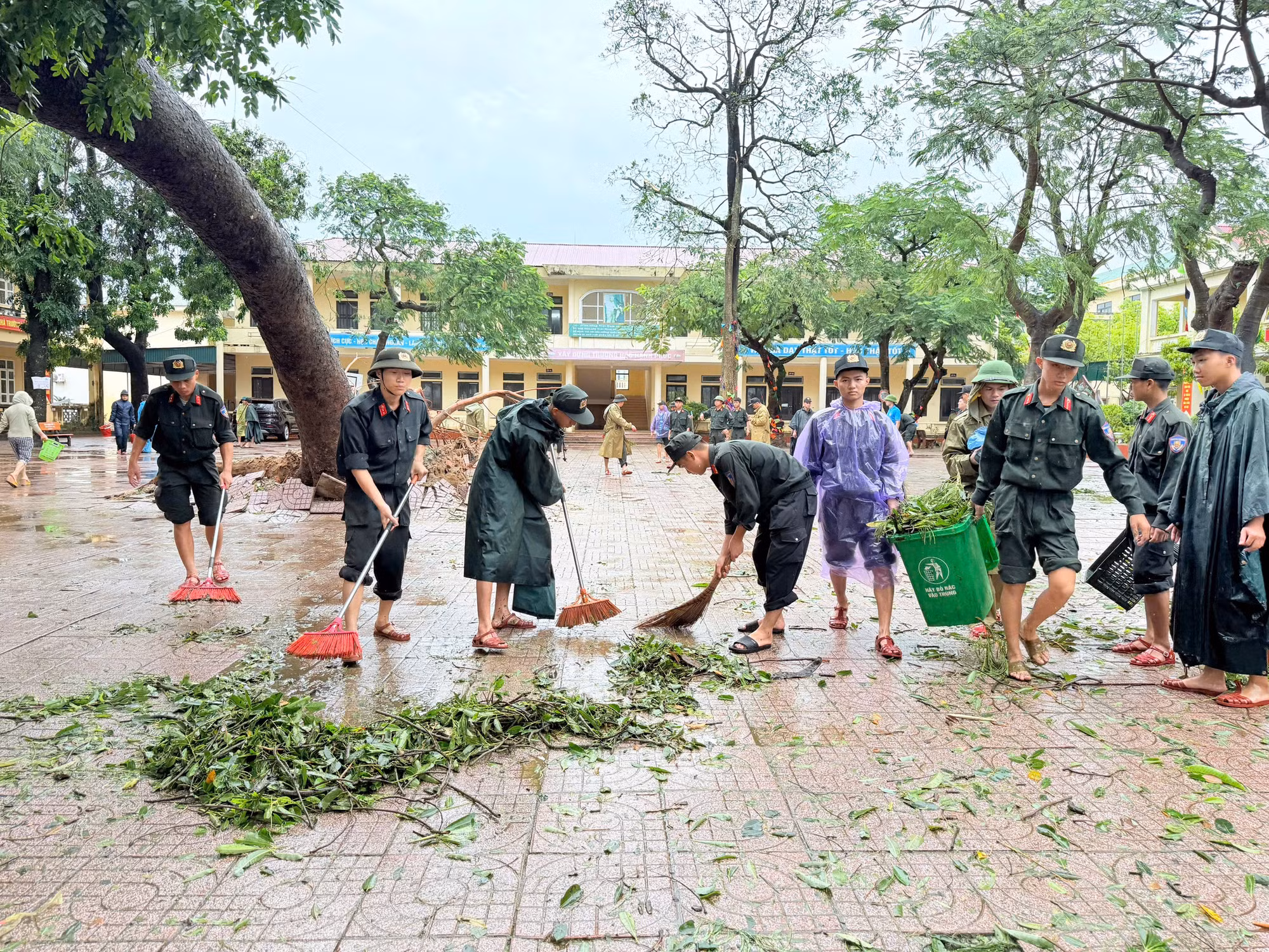 Canh_sat_co_dong_Ha_Tinh_don_dep-1756198329303.jpg