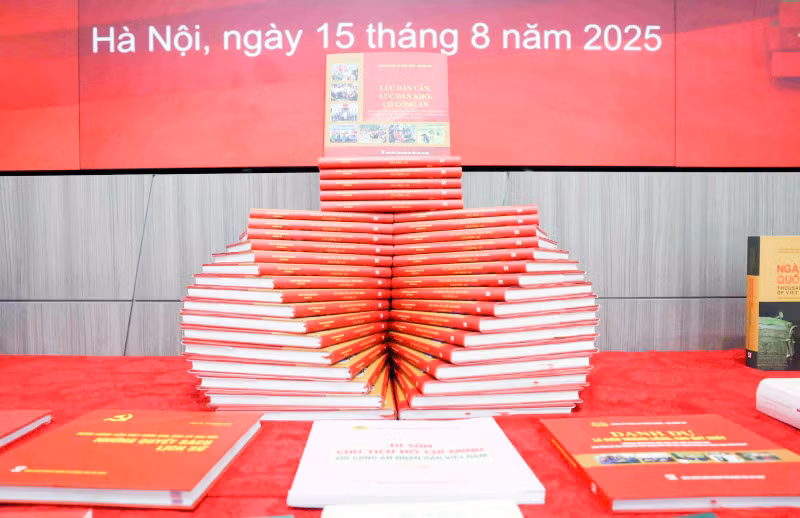 hình %3fnh cu%3fn sách _lúc dân c%3fn, lúc dân khó, có công an_ trung bày t%3fi l%3f gi%3fi thi%3fu và ra m%3ft..jpg -0