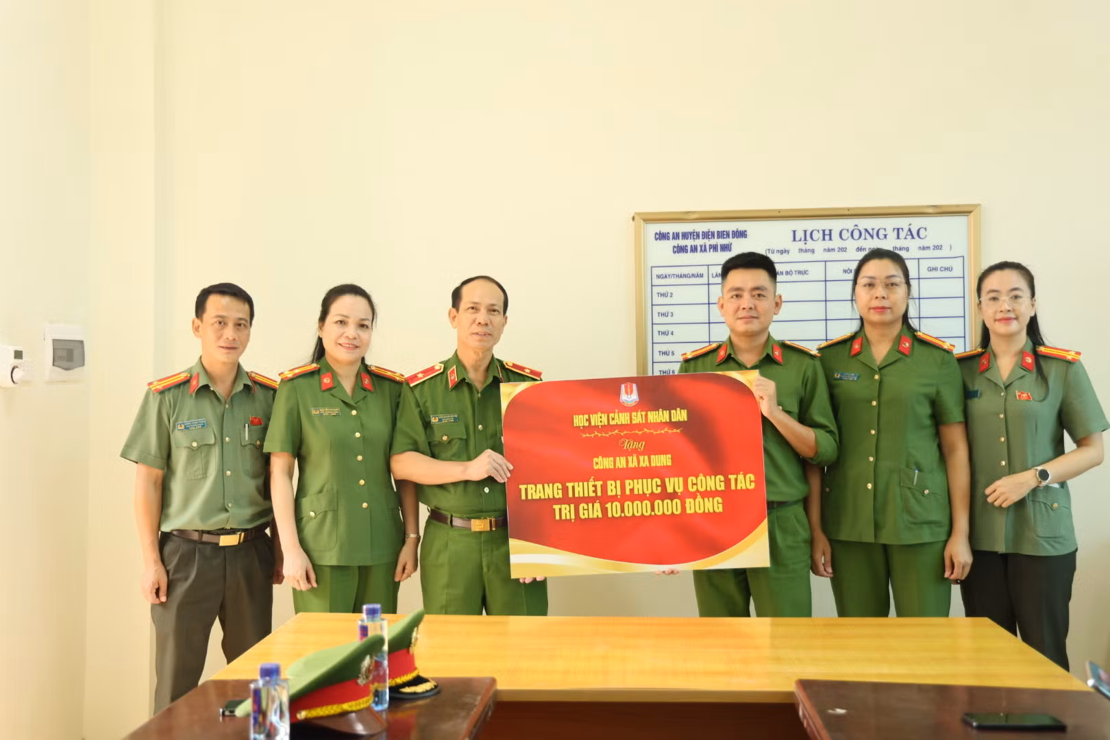Học viện CSND và các nhà tài trợ tặng quà, hỗ trợ người dân, học sinh vùng lũ tỉnh Điện Biên gần 2 tỷ đồng -0