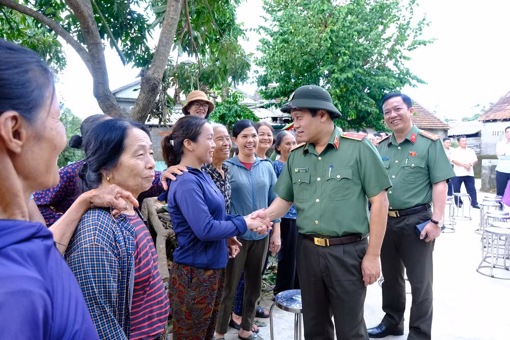 thăm hỏi động viên người dân xã gia hanh.jpg -0