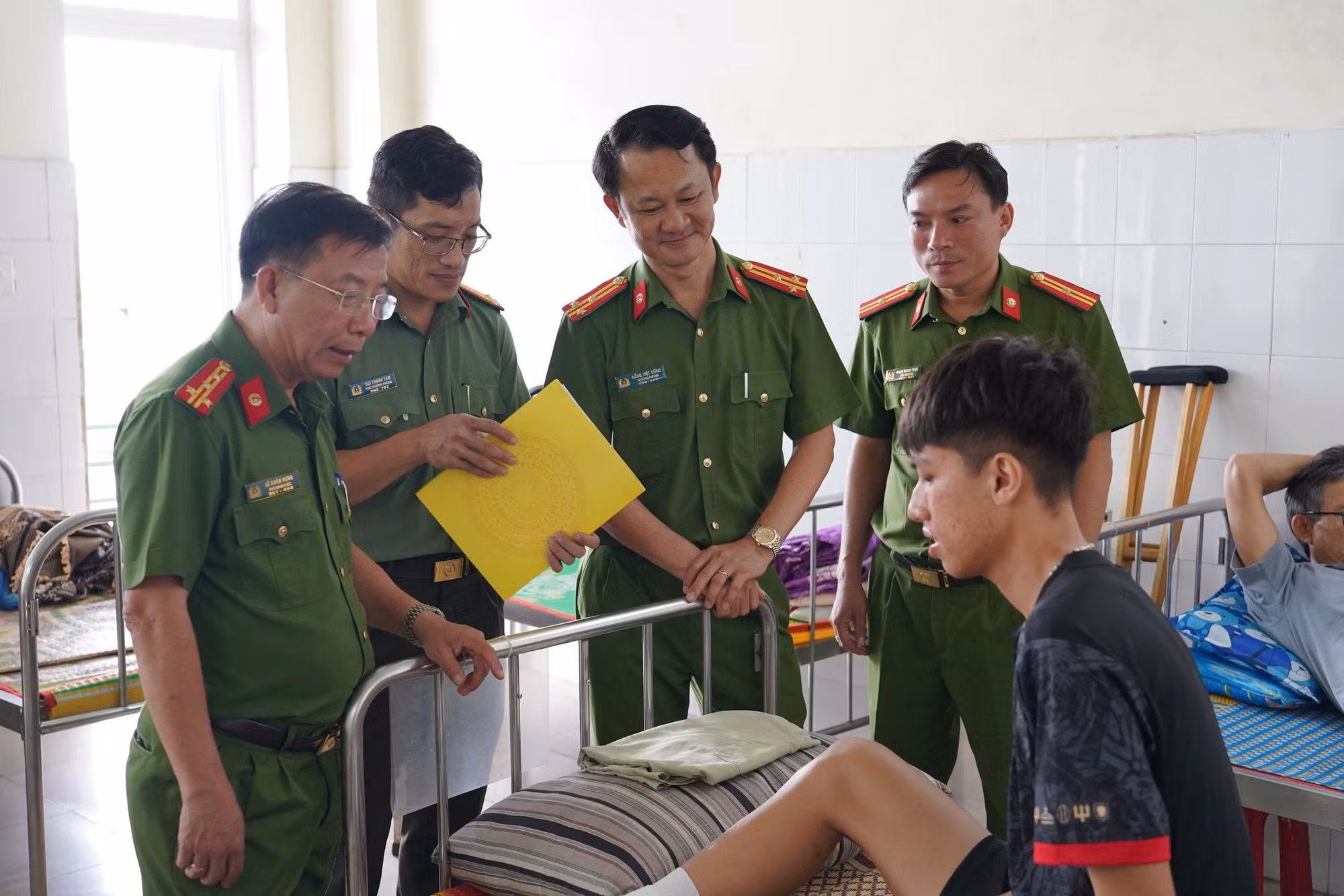 Quảng Ngãi: Thăm, động viên chiến sĩ Công an bị thương khi chữa cháy tàu cá -0