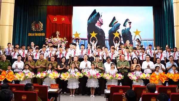 Tiếp nhận chương trình “Con nuôi Công an Điện Biên” và lưu học sinh 6 tỉnh Bắc Lào