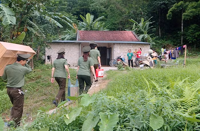 Cảm động tấm lòng của những “người cha, người mẹ đỡ đầu” Công an vùng đất mỏ -0