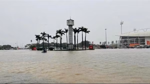 Nhiều tuyến phố Hà Nội ngập sâu, giao thông ùn tắc