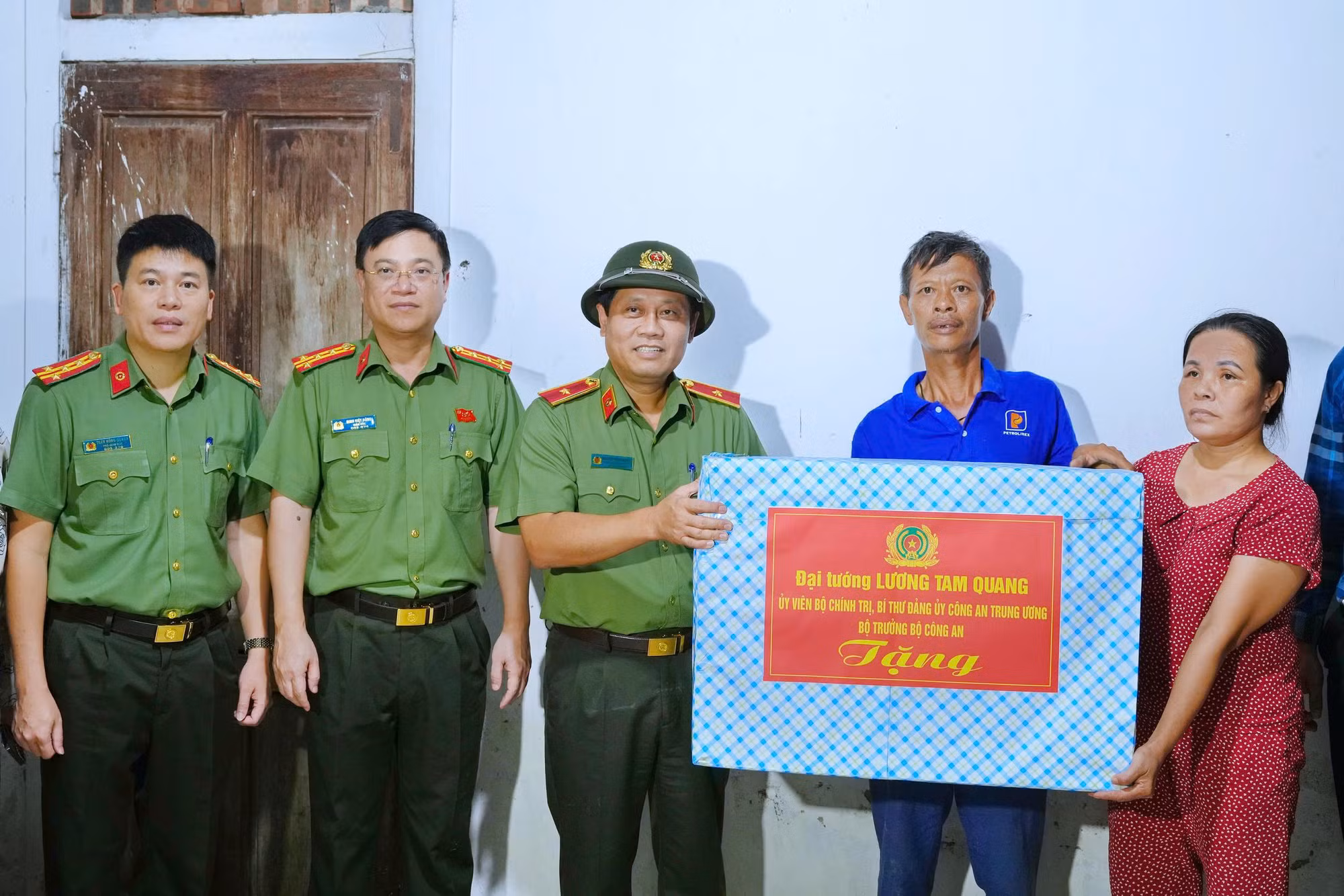Đoàn công tác Bộ Công an chỉ đạo, kiểm tra công tác khắc phục hậu quả cơn bão số 5 trên địa bàn tỉnh Nghệ An -0