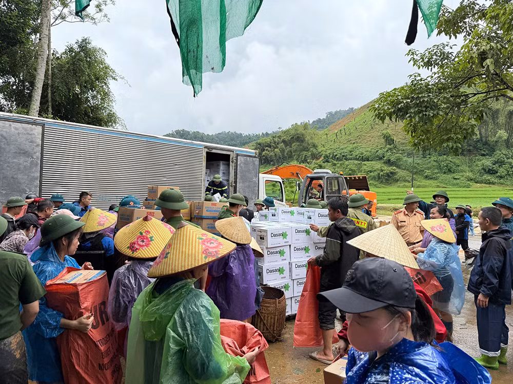 Lực lượng cứu hộ, cứu nạn của Công an tỉnh Thanh Hóa đã mang lương thực, thực phẩm cứu hộ 520 hộ dân bị chia cắt trên địa bàn xã Yên Nhân -0
