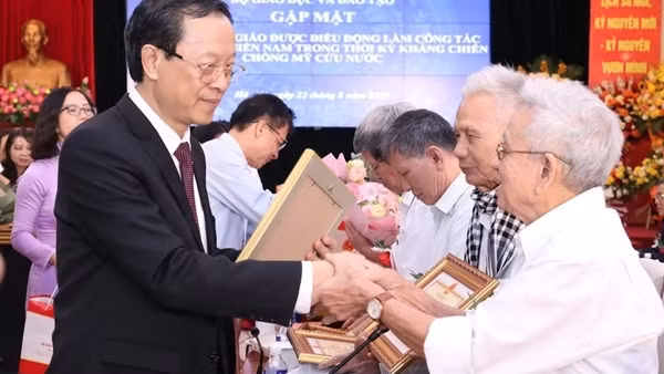 Xúc động tri ân các “nhà giáo đi B” – nhân chứng một thời hoa lửa
