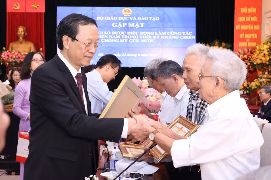  Xúc động tri ân các “nhà giáo đi B” – nhân chứng của một thời hoa lửa -0