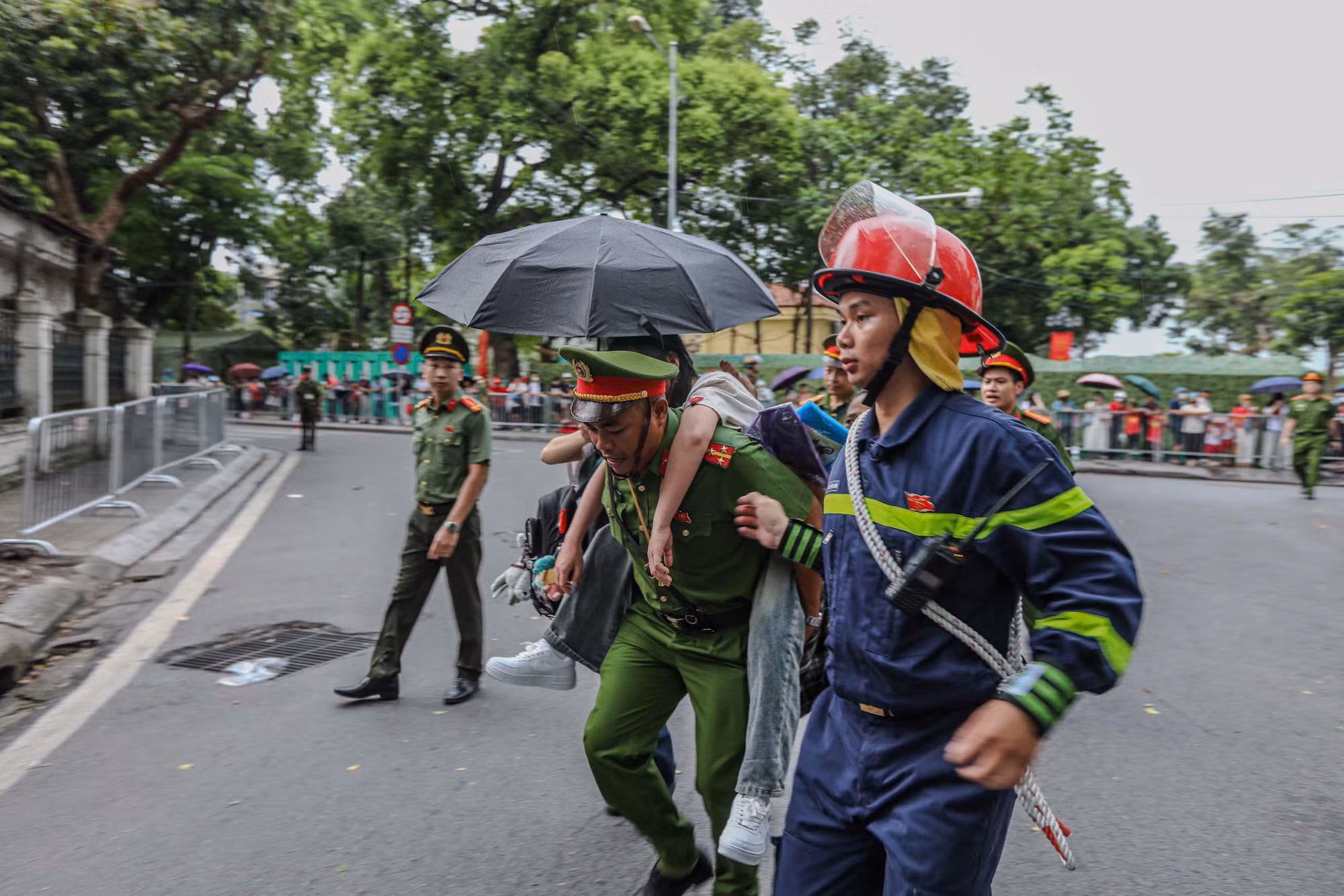 CSGT Hà Nội dùng xe chuyên dụng mở đường đưa cháu bé đi cấp cứu kịp thời -1