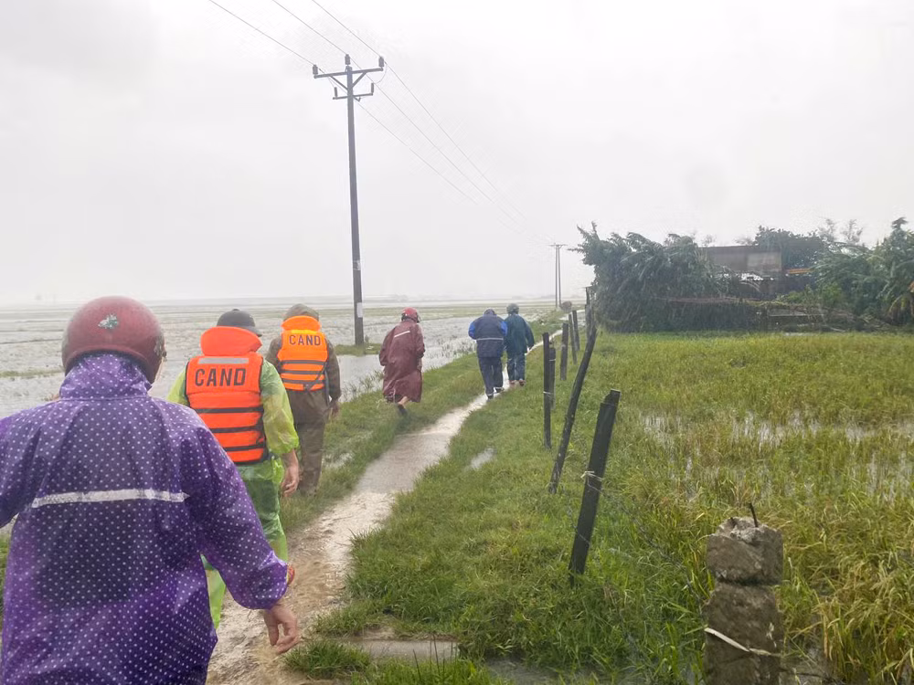 Công an Hà Tĩnh xuyên đêm giúp dân ứng phó bão số 5, sẵn sàng khắc phục sau bão -0