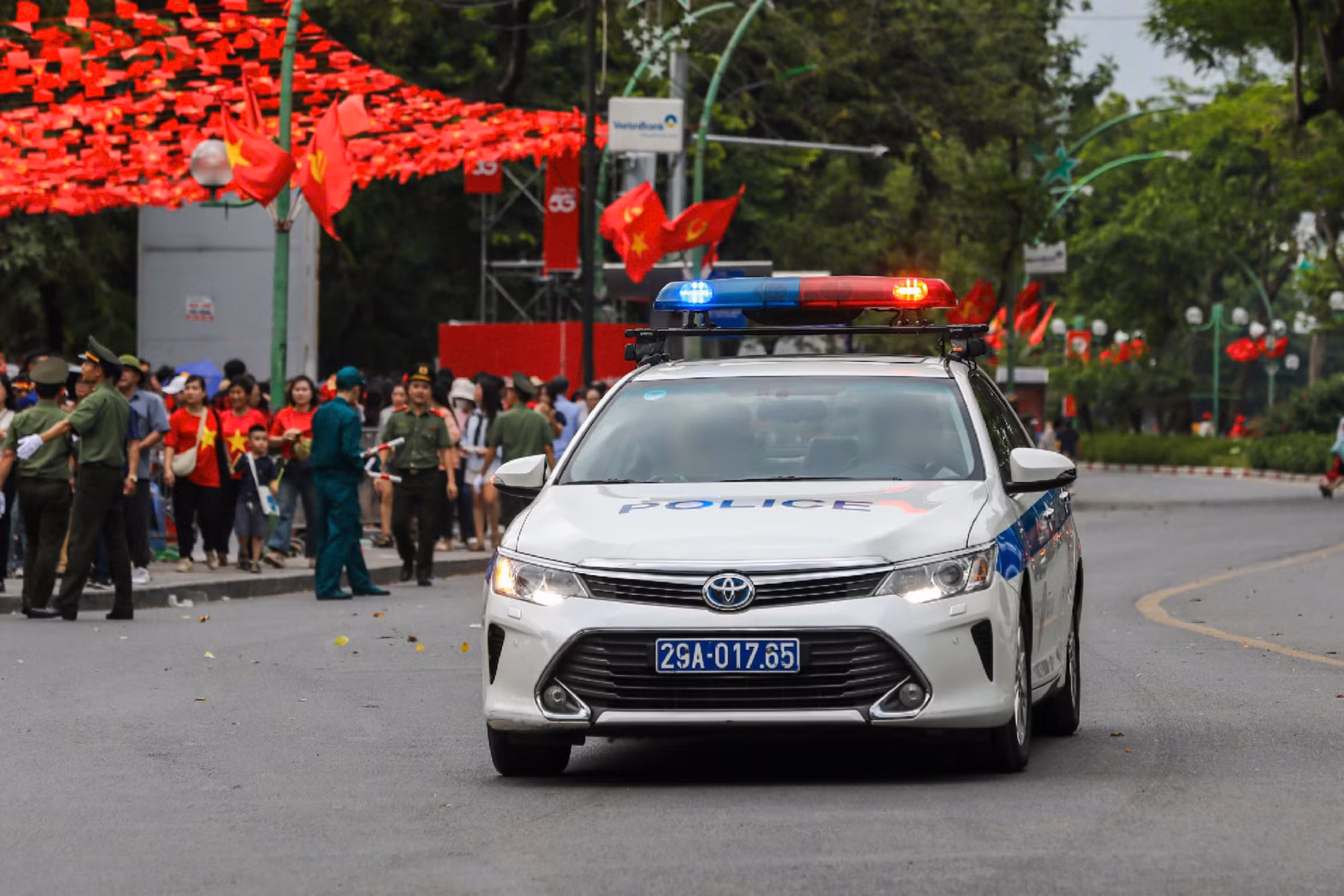 CSGT Hà Nội dùng xe chuyên dụng mở đường đưa cháu bé đi cấp cứu kịp thời -0