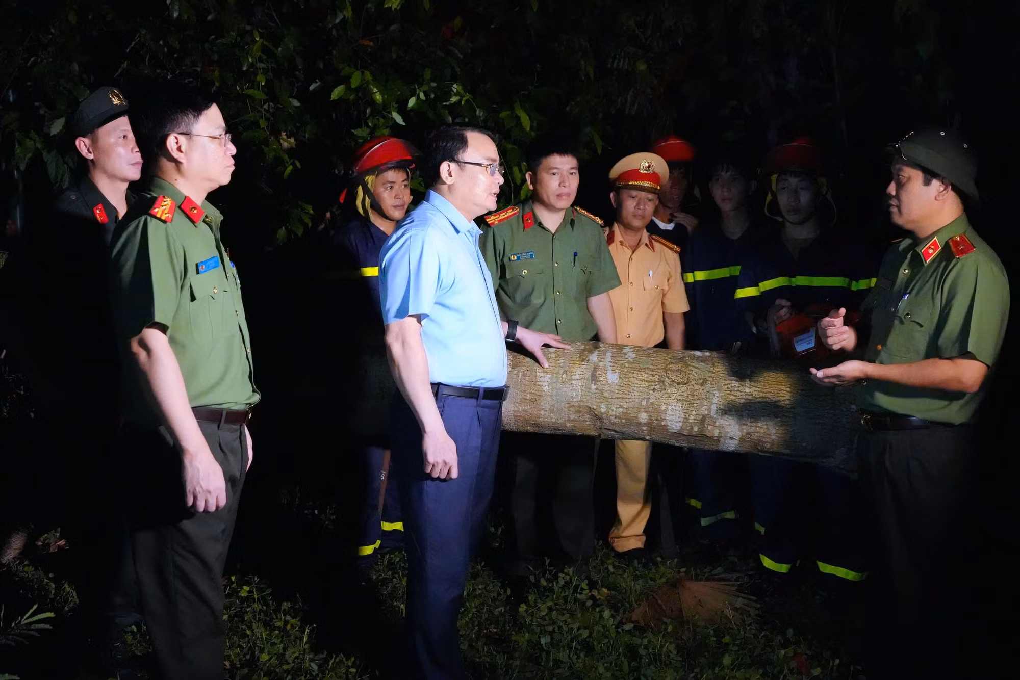 Đoàn công tác Bộ Công an chỉ đạo, kiểm tra công tác khắc phục hậu quả cơn bão số 5 trên địa bàn tỉnh Nghệ An -1