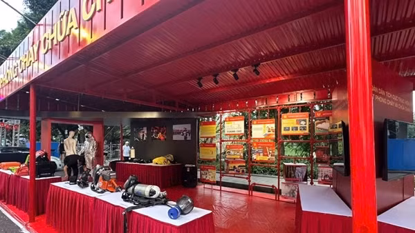 Tại triển lãm thành tựu đất nước, người dân được tìm hiểu các trang thiết bị PCCC hiện đại
