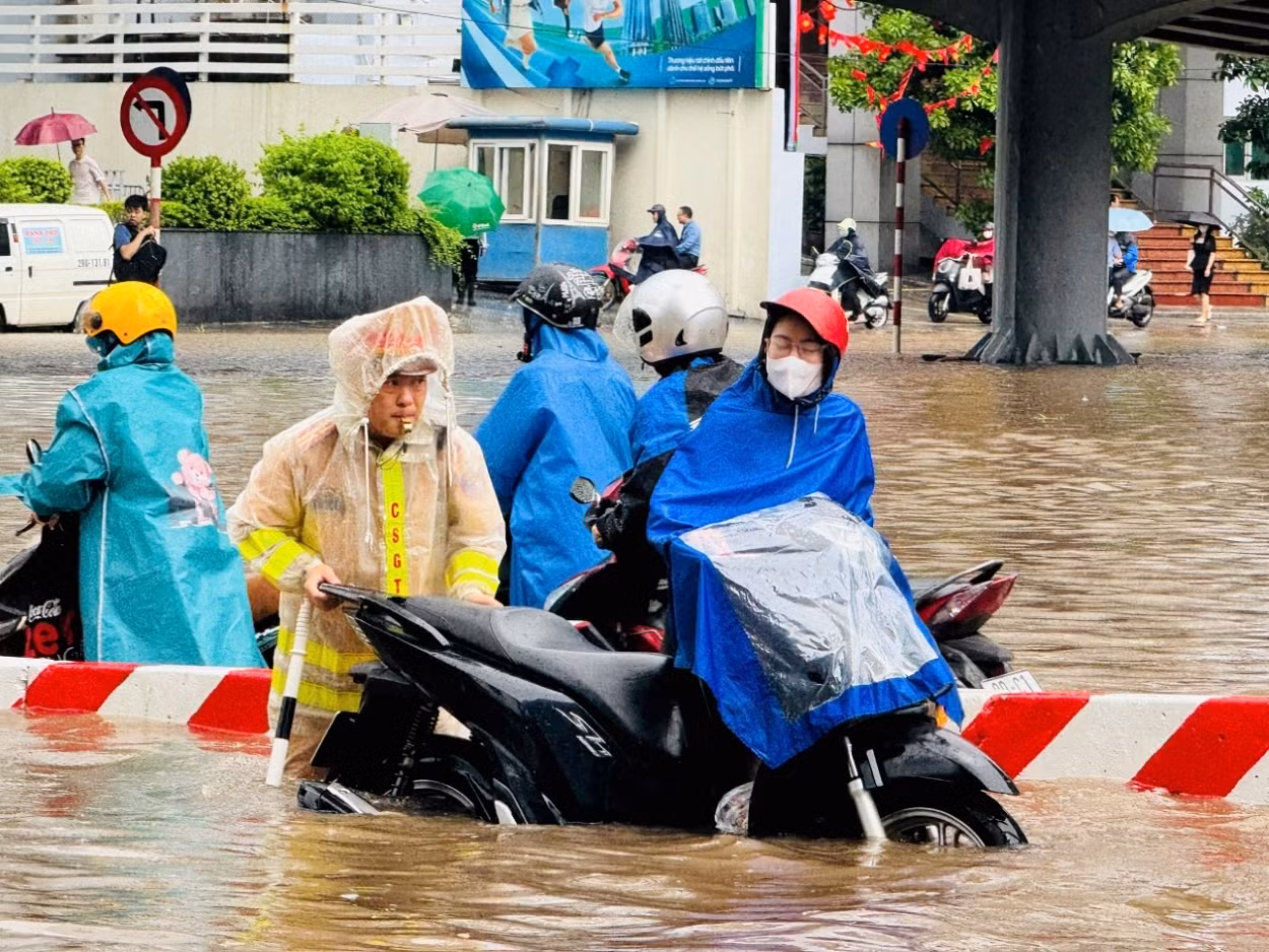 CSGT Thủ đô gồng mình phân luồng, đảm bảo an toàn cho dân trong mưa -0