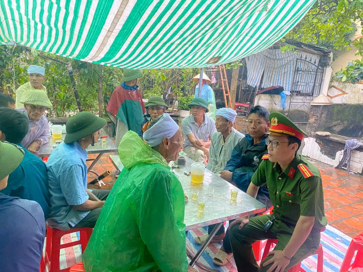 Bà cứu cháu cả 2 tử vong vì điện giật -0