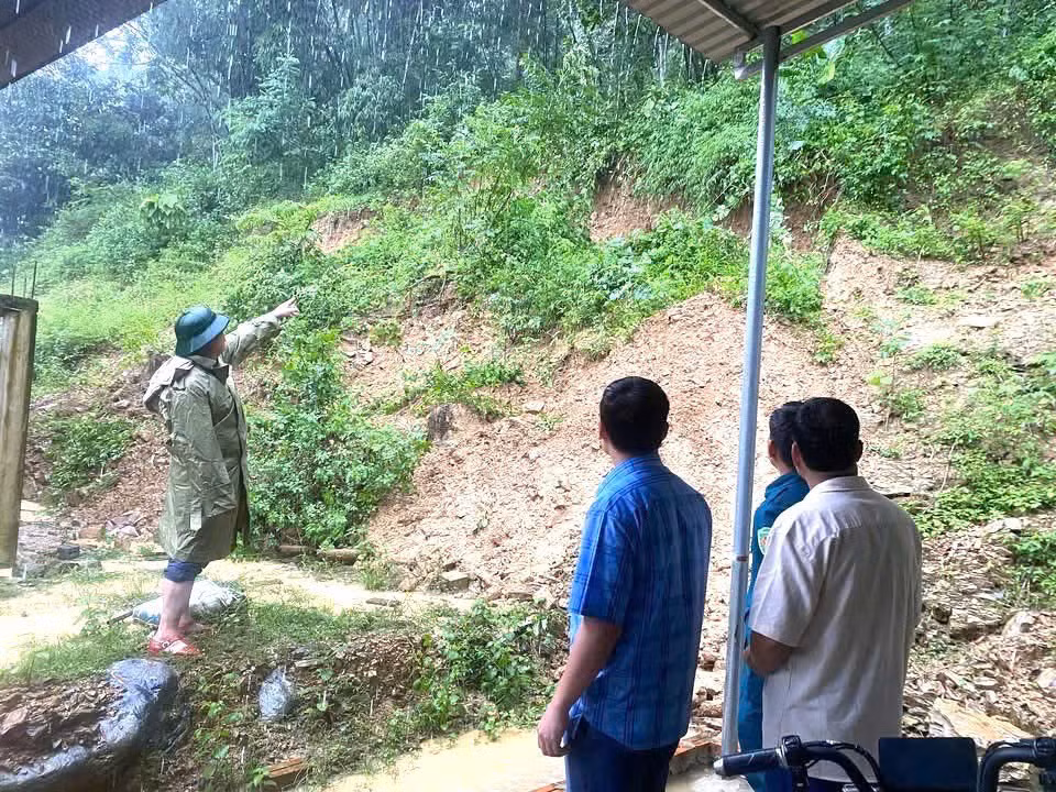 Công an xã ở Thanh Hoá chủ động di dời người dân khỏi vùng nguy cơ sạt lở đất -0