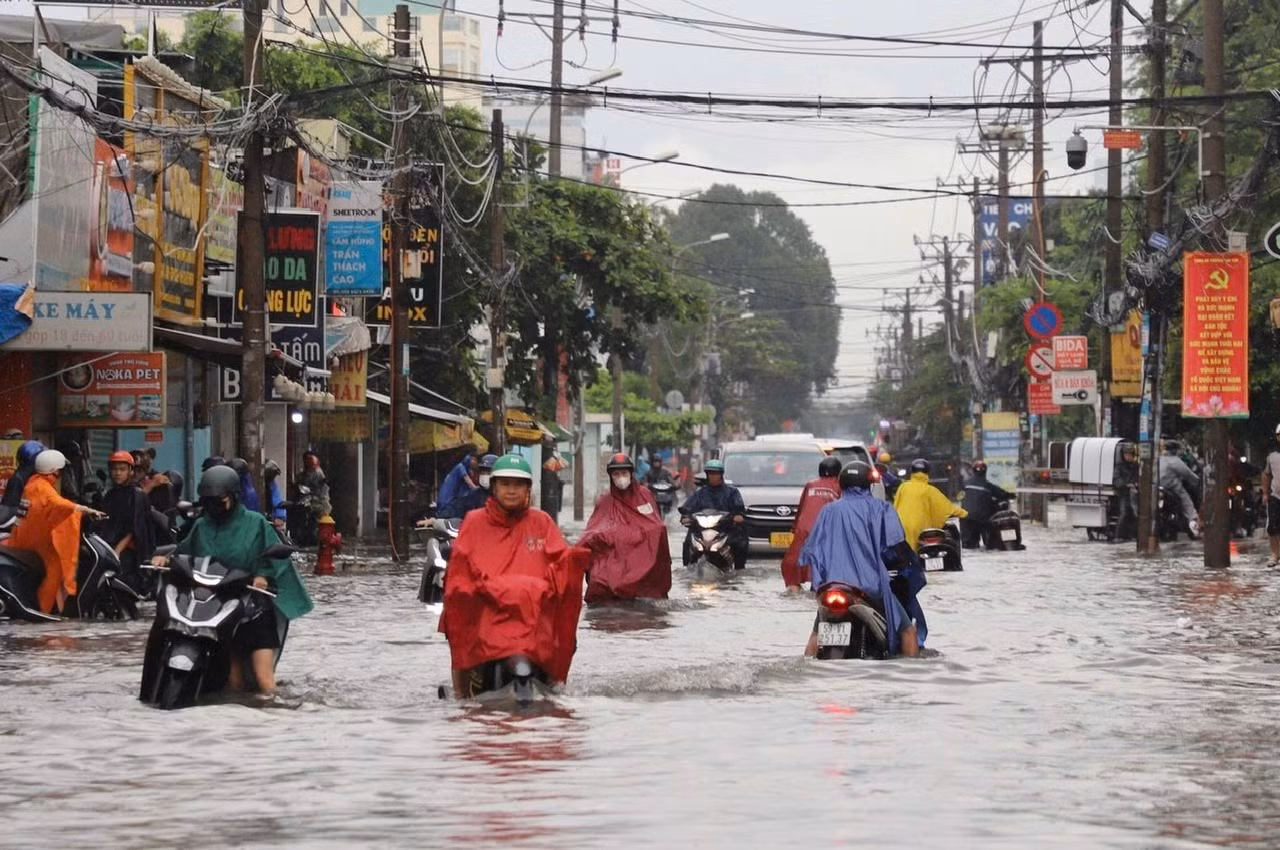 Mưa suốt đêm, nhiều người trễ giờ làm vì đường ngập nước -0