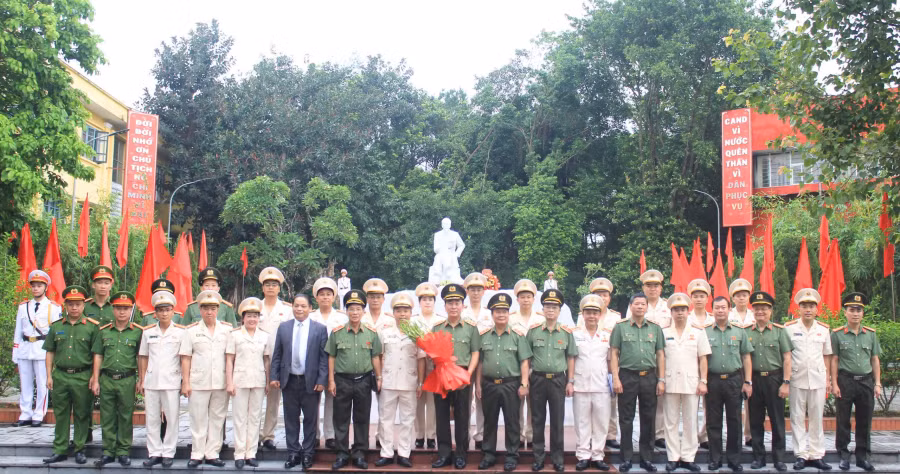Khánh thành công trình biểu trưng truyền thống của Trường E201 tại khuôn viên Học viện Chính trị CAND -0