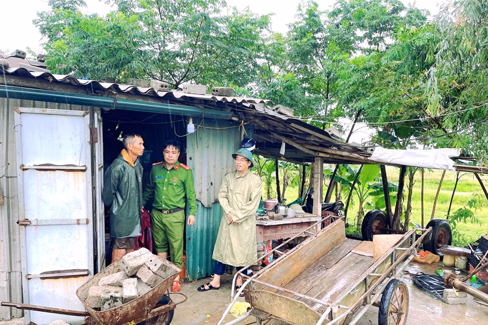 Huy động hàng trăm cán bộ chiến sỹ ứng trực, giúp dân chống bão -0
