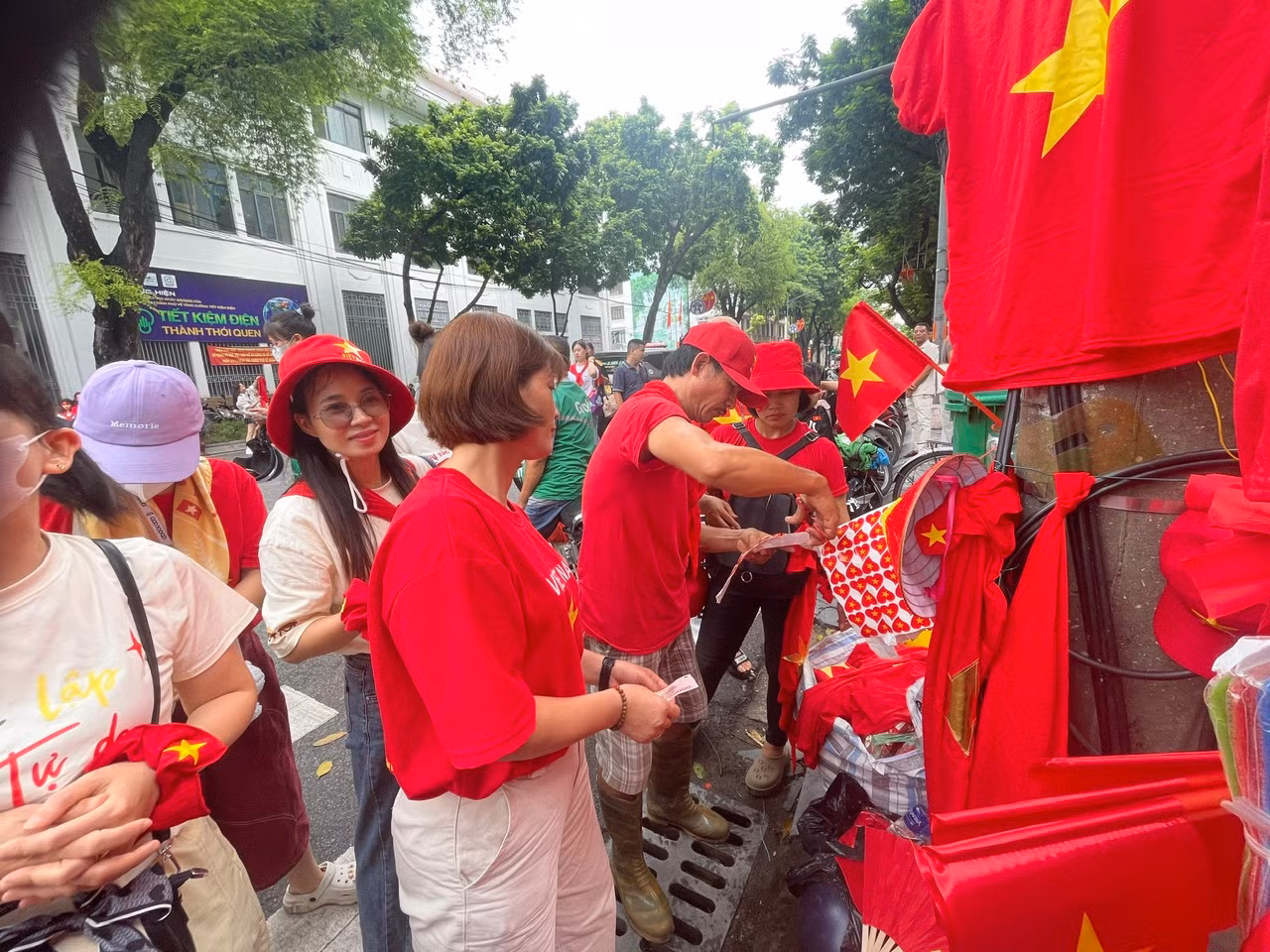 Thị trường thời trang, phụ kiện chào Quốc khánh đắt khách -0