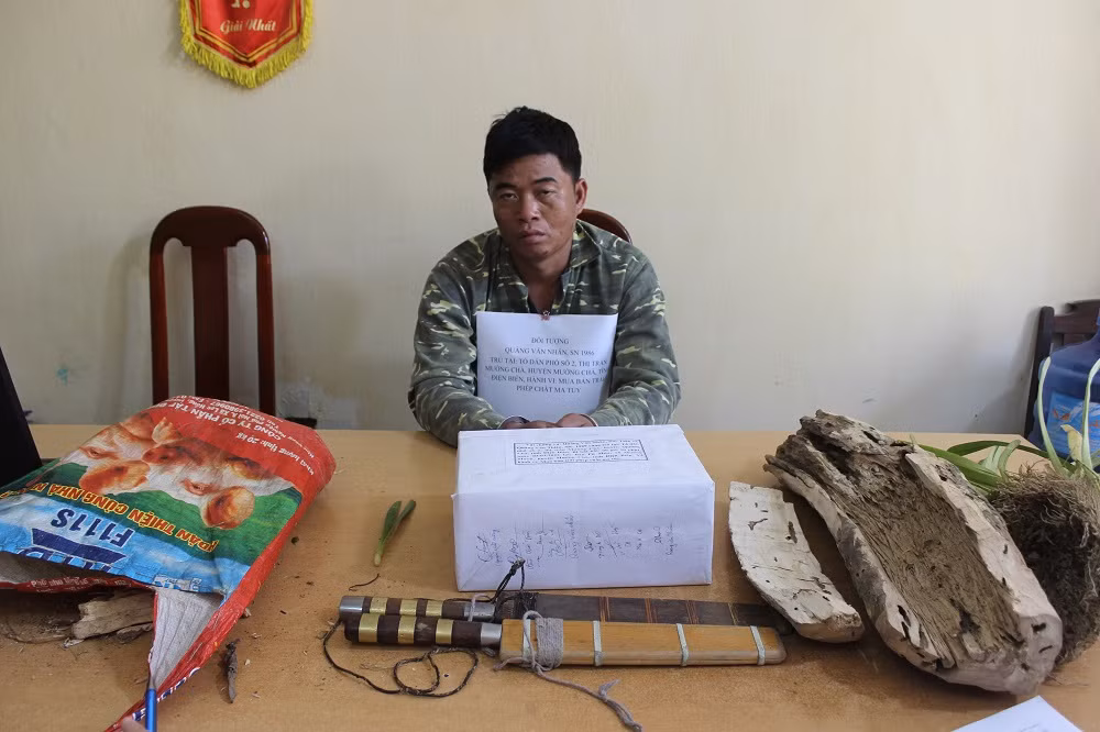 đối tượng quàng văn nhân cùng tang vật vụ án tại cơ quan điều tra.jpg -0