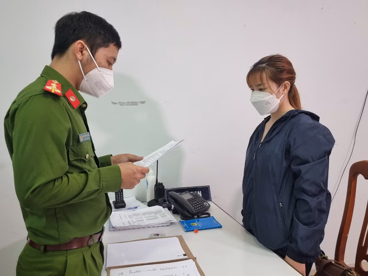 Hai phụ nữ bị khởi tố vì mua bán tài khoản ngân hàng -0