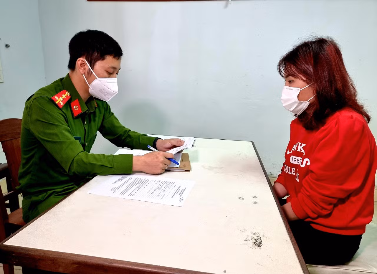 Hai phụ nữ bị khởi tố vì mua bán tài khoản ngân hàng -0