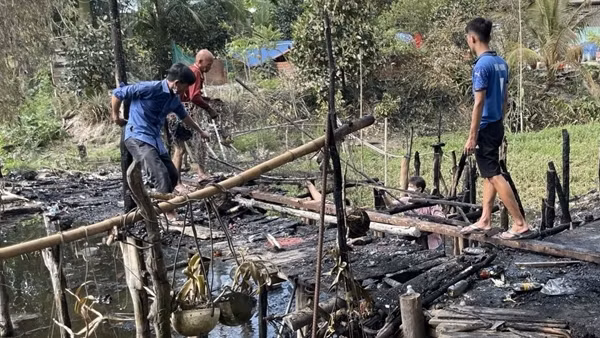 Ôm vợ con thoát khỏi đám cháy trong tiệm sửa xe