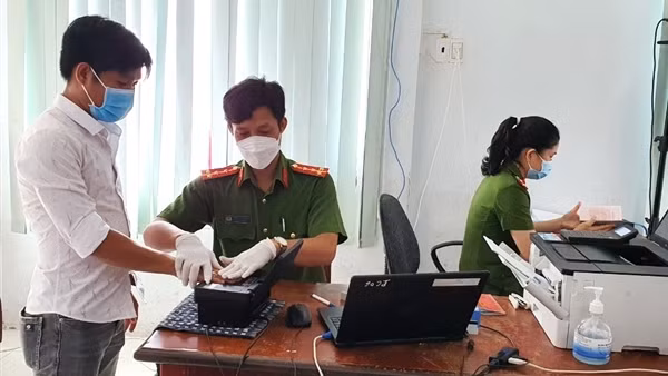 Tăng ca phục vụ nhân dân, xây dựng địa bàn vững mạnh ảnh 3