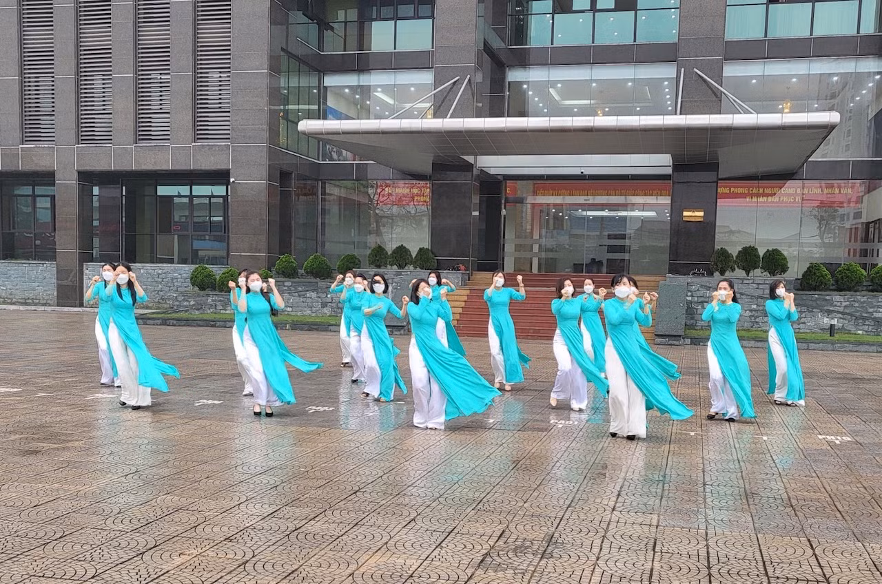 Phụ nữ Công an Thái Nguyên lan tỏa tinh thần lạc quan chống COVID-19 -1