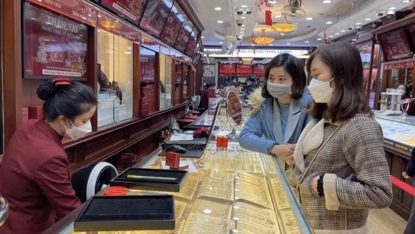 Giá vàng "xô đổ" mọi kỷ lục nhưng cần thận trọng