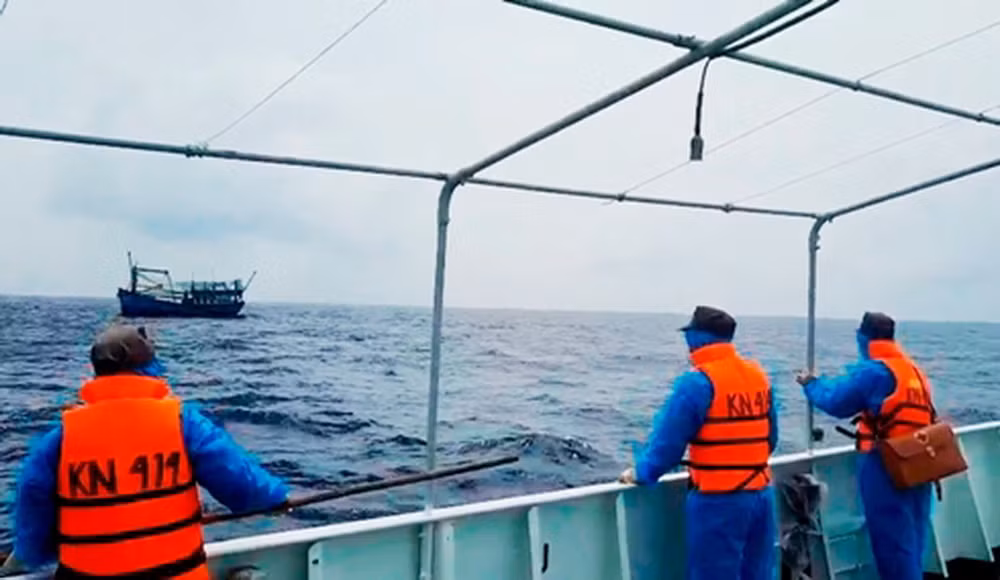 Tìm kiếm cứu nạn và lai dắt an toàn tàu cá của ngư dân Khánh Hòa -0