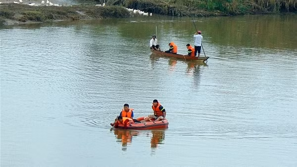 Lật ghe khi đánh cá, 2 cha con tử vong