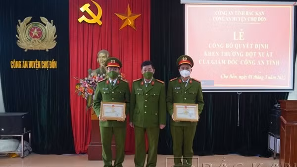Khen thưởng đột xuất 3 cá nhân có thành tích xuất sắc trong phá án