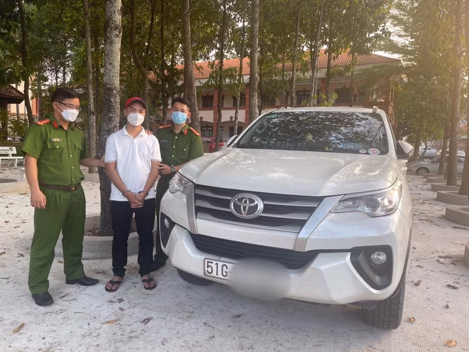 Thuê xe ô tô đi cầm 300 triệu đồng rồi dàn cảnh “cướp” lại xe -0