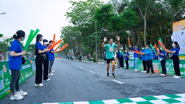 Hơn 4.000 người chạy bộ, lan tỏa thông điệp bảo vệ môi trường xứ Huế