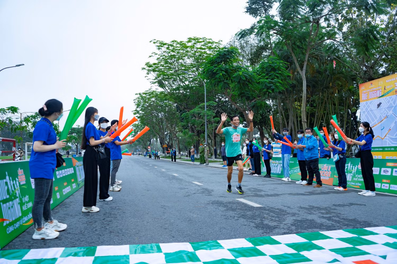 Hơn 4.000 người cùng chạy “Vì một Huế xanh” -0