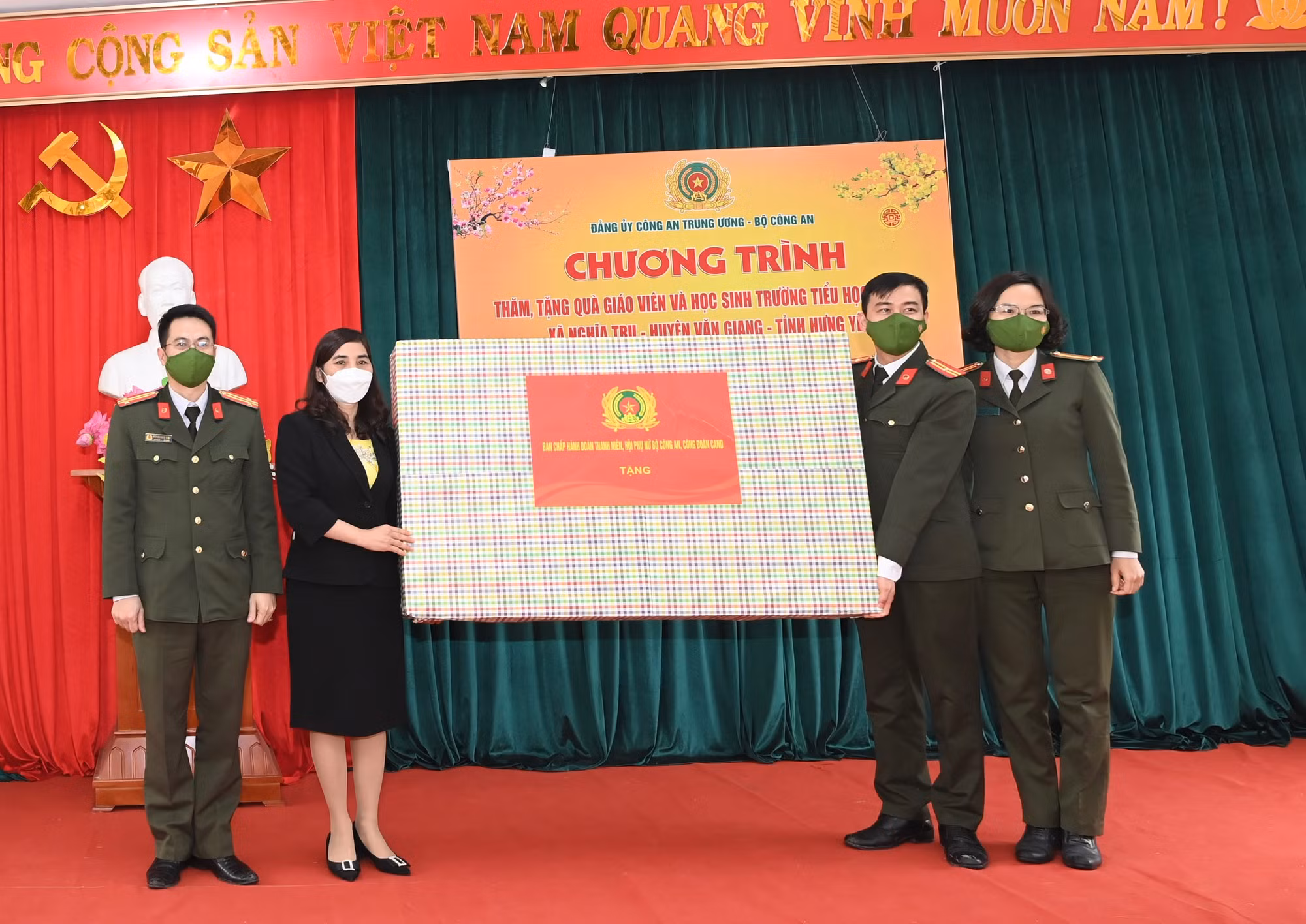 Đoàn Đại biểu Đảng ủy Công an Trung ương dâng hương tượng niệm đồng chí Tô Hiệu -0