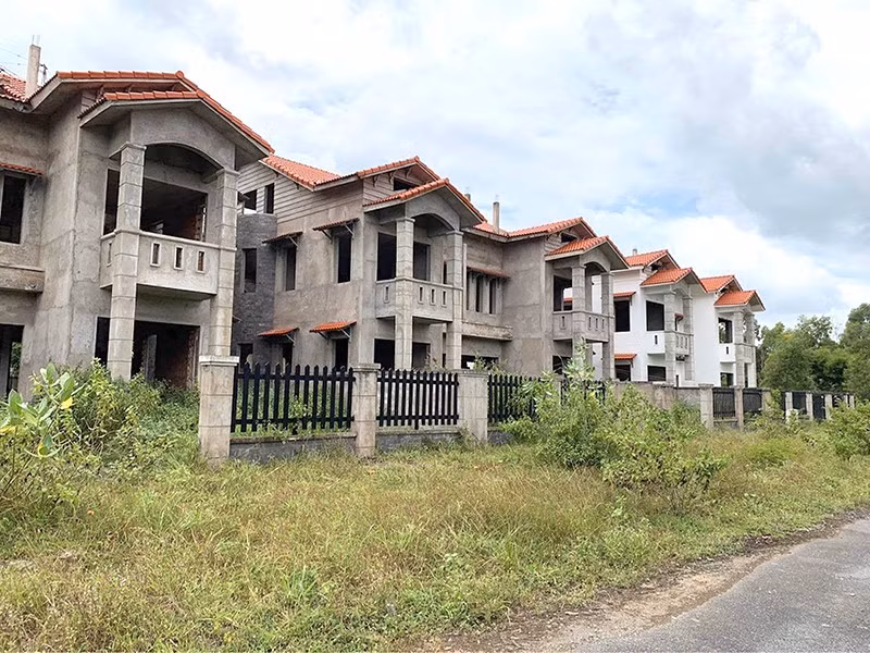Nhiều đề xuất đánh thuế thật cao đối với nhà đất bỏ hoang để hạn chế đầu cơ .