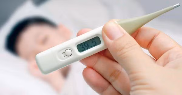 Trẻ mắc COVID-19 vì sao không hạ sốt? -0