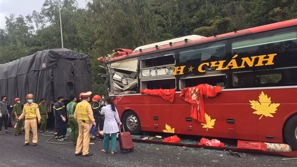 Khám nghiệm xe khách tông chết người, phát hiện thuốc lá lậu ảnh 3