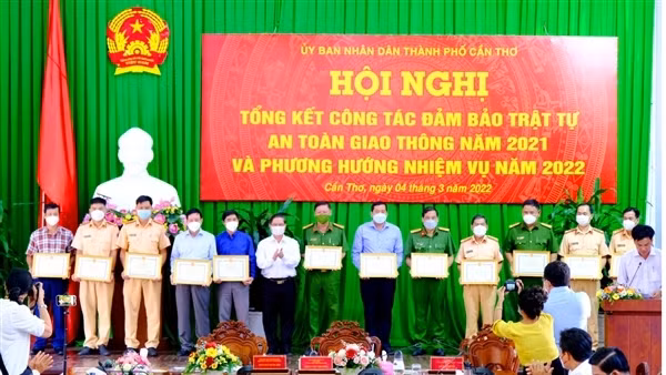 Lấy con người là trung tâm mọi hoạt động của lực lượng CSGT ảnh 7